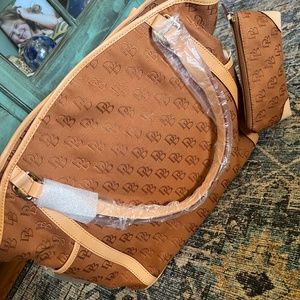 NWT Dooney & Bourke Medium Tote
